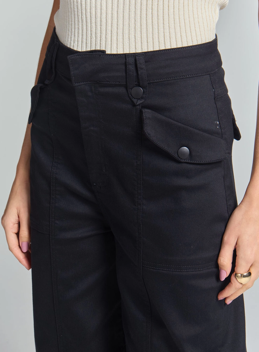 Calça Feminina Barril Com Detalhes De Bolsos Preto 3