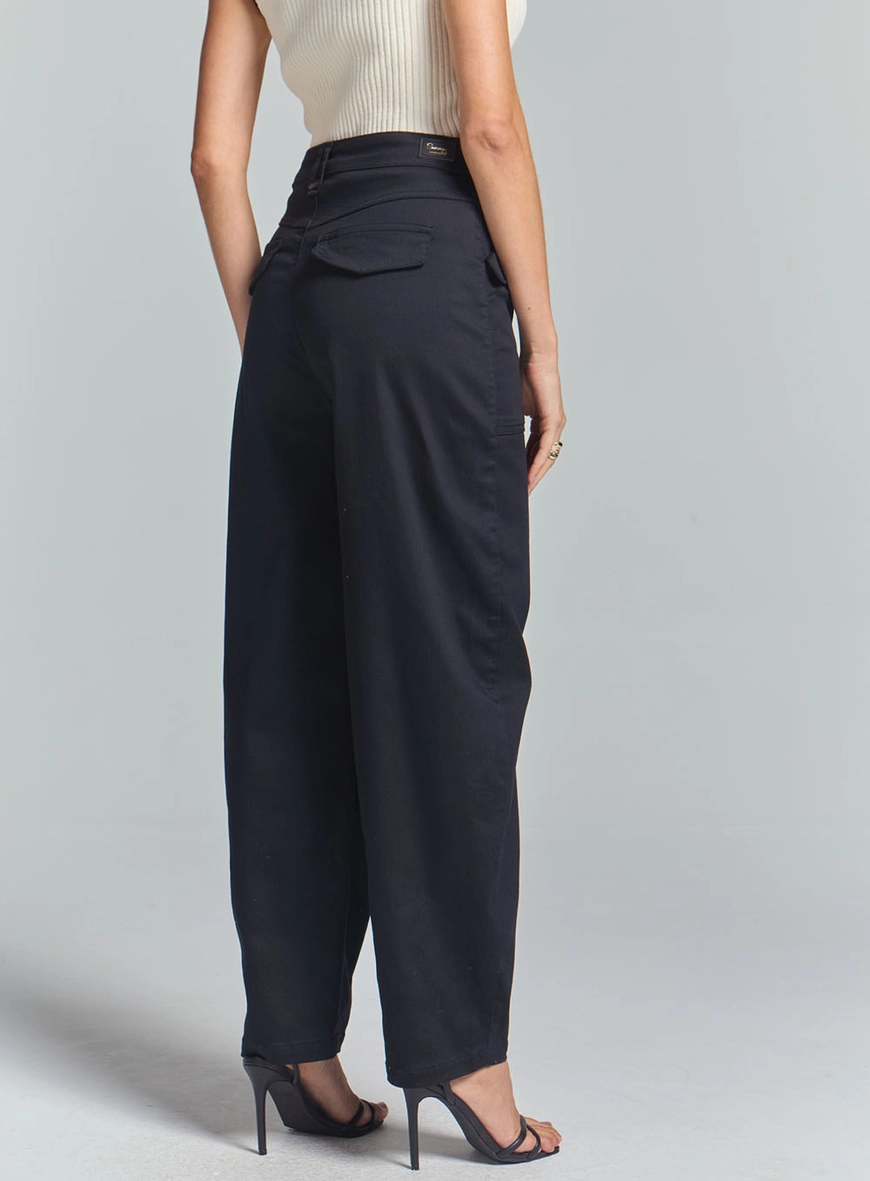 Calça Feminina Barril Com Detalhes De Bolsos Preto 4