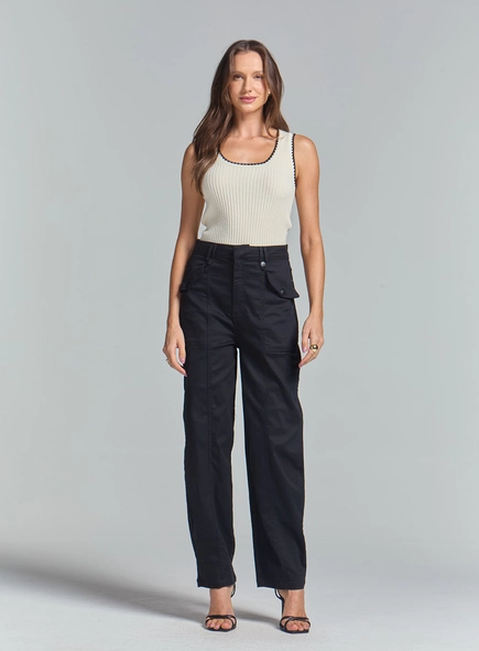 Calça Feminina Barril Com Detalhes De Bolsos