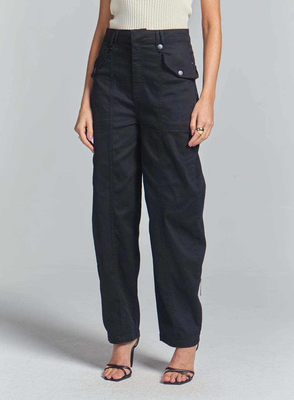 Calça Feminina Barril Com Detalhes De Bolsos Preto 2
