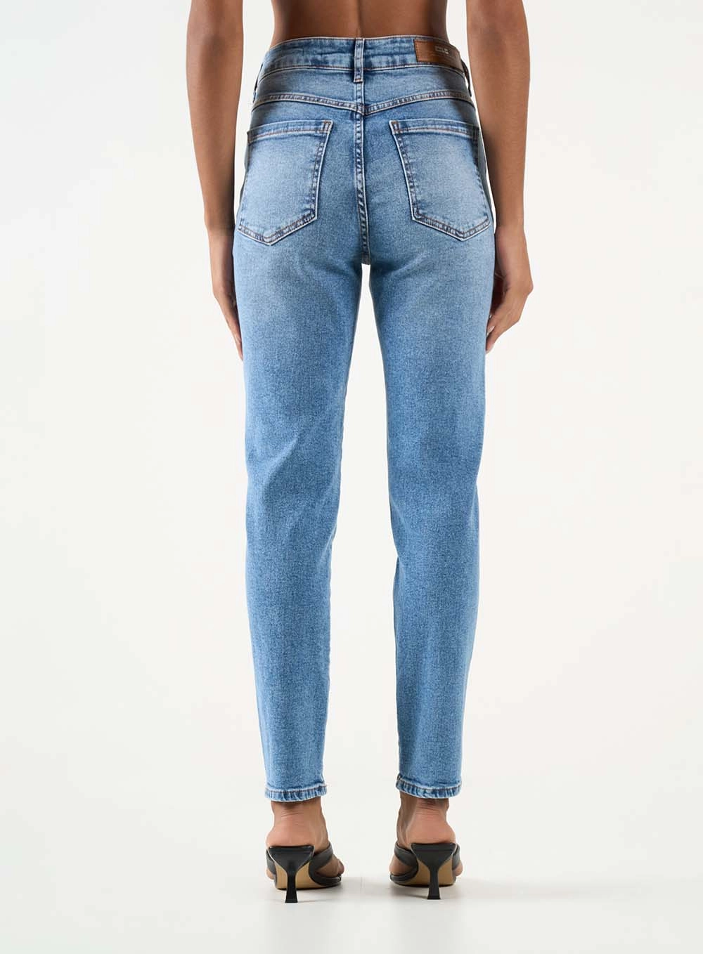 Calça Jeans Feminina Mom Stretch Com Bolsos Índigo 3