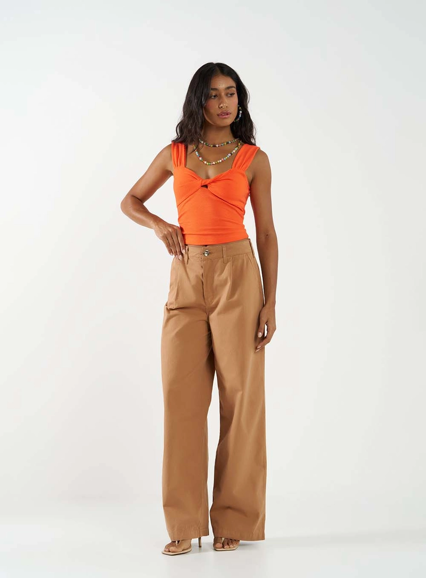 Calça Sarja Loose Fit Com Pregas Marrom Delle 1