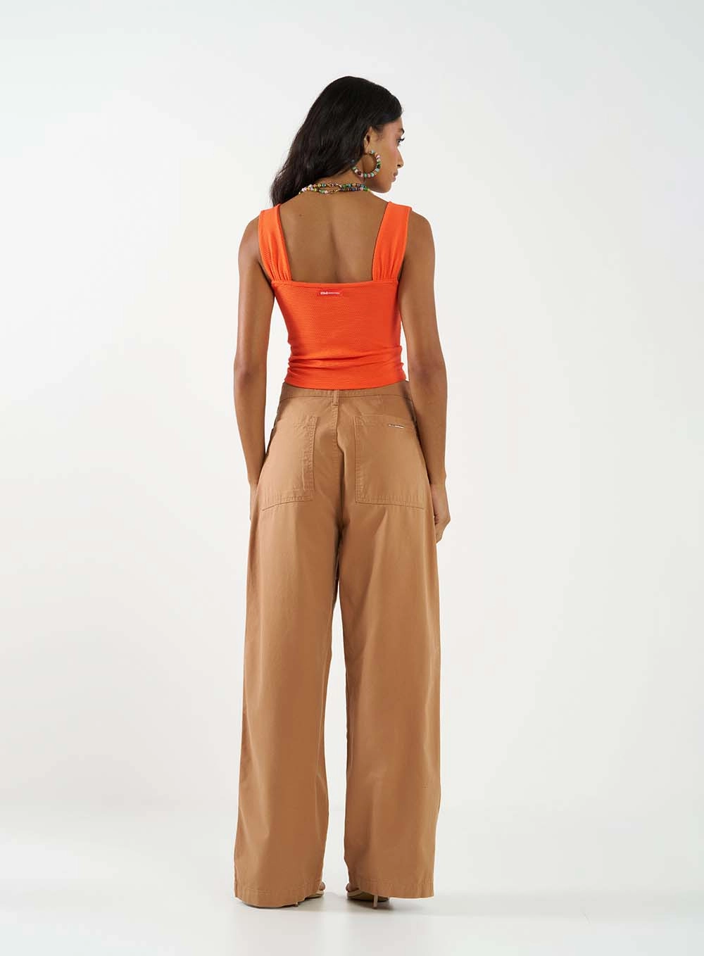 Calça Sarja Loose Fit Com Pregas Marrom Delle 4