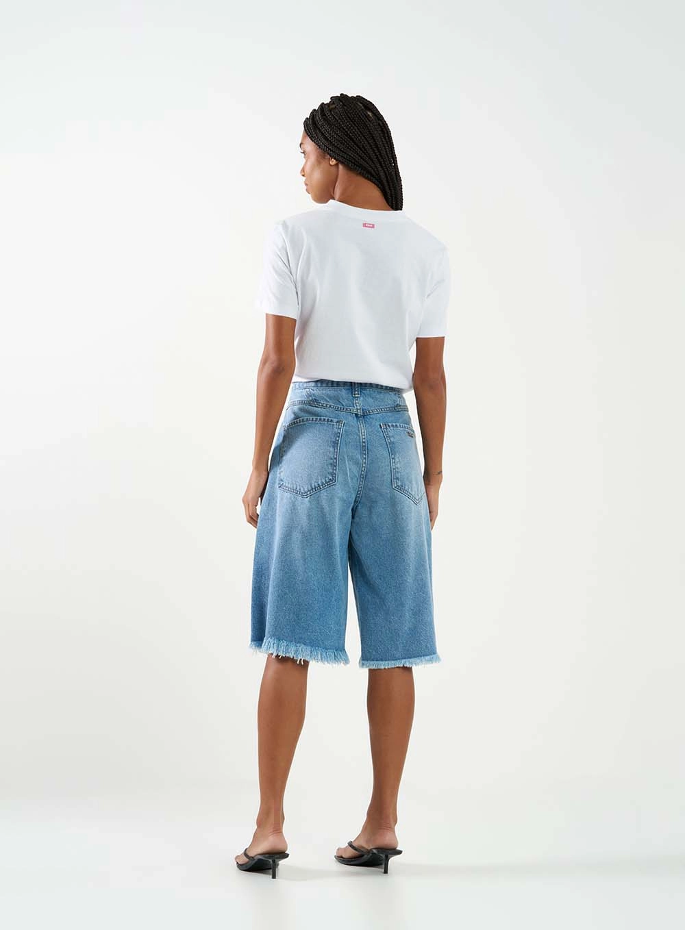 Bermuda Jeans Feminina Ampla Com Aplicação Índigo 5