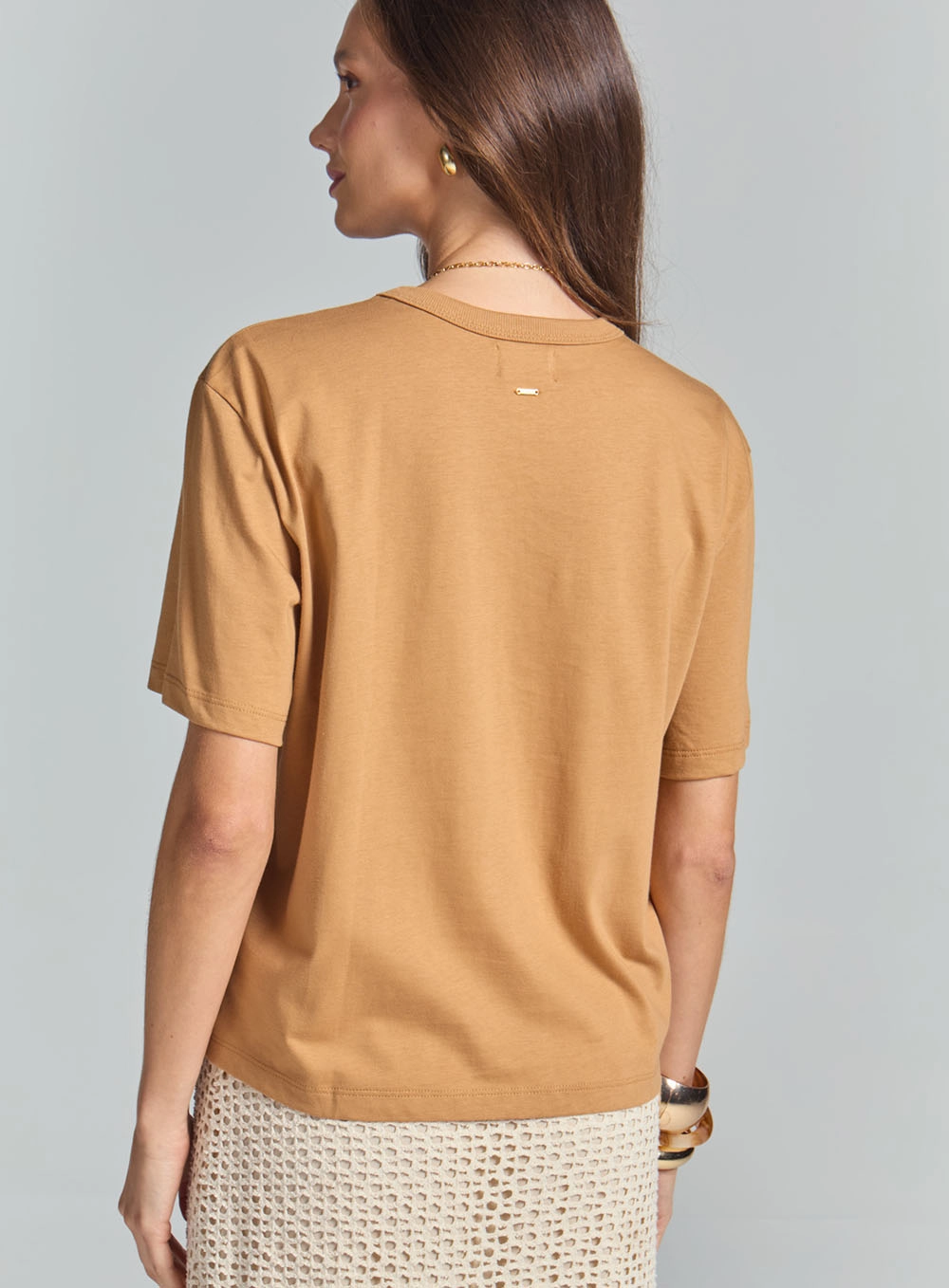 Camiseta Básica Com Detalhe Frontal Bege 4