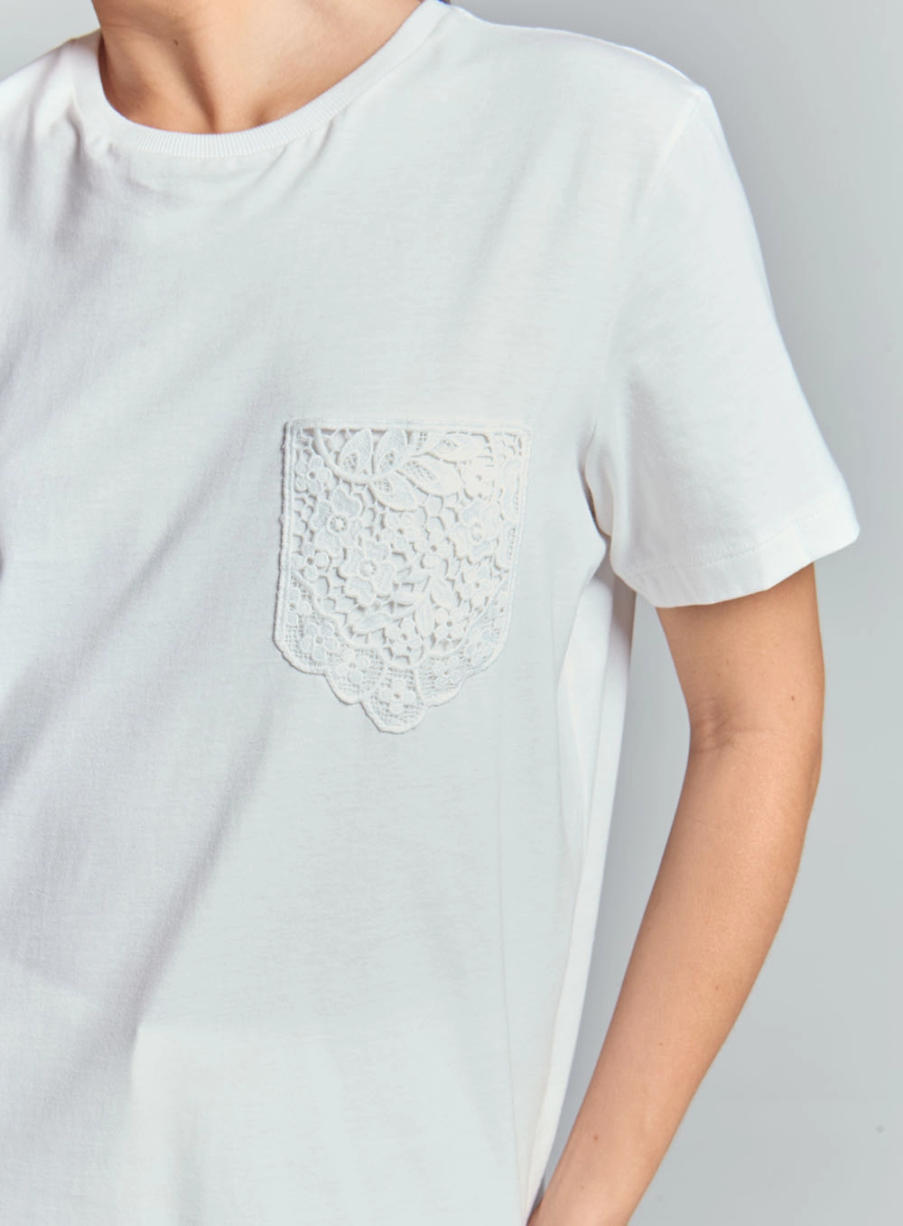 Camiseta Comfort Com Bolso Frontal Off Shell 4