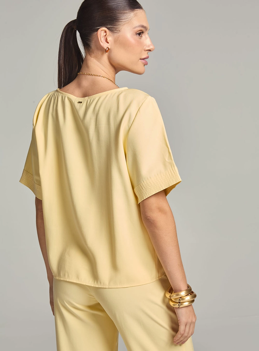 Camiseta Comfort Decote Canoa Básica Amarelo 4