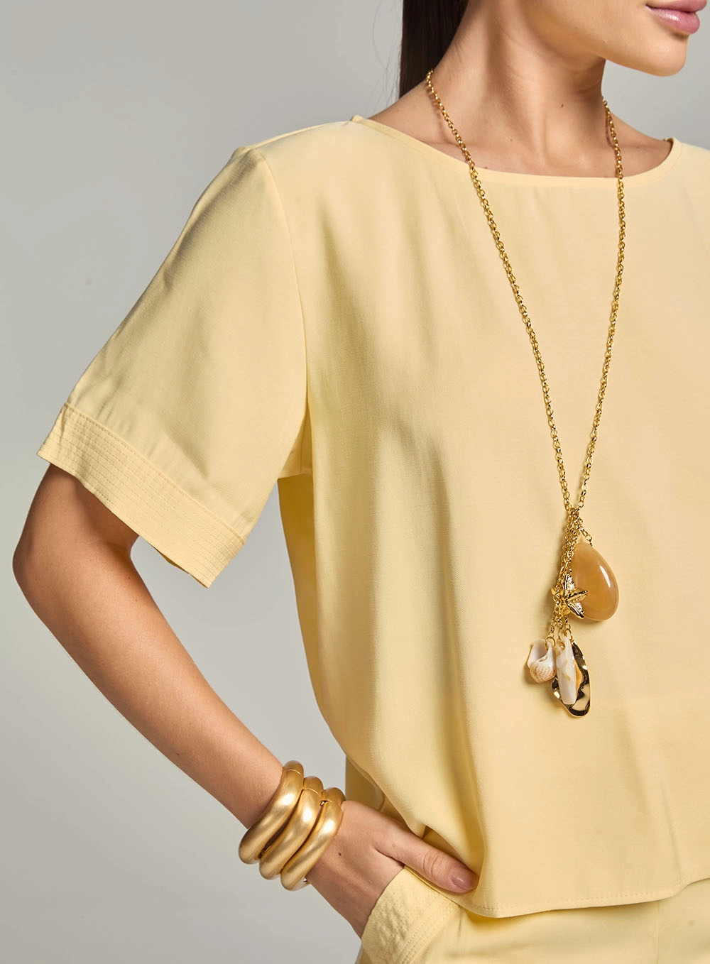Camiseta Comfort Decote Canoa Básica Amarelo 3