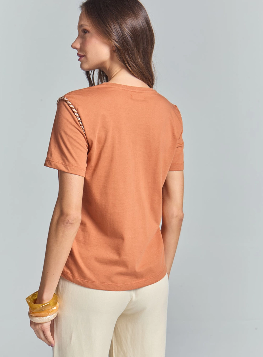Camiseta Comfort Com Detalhe Na Manga Marrom 4