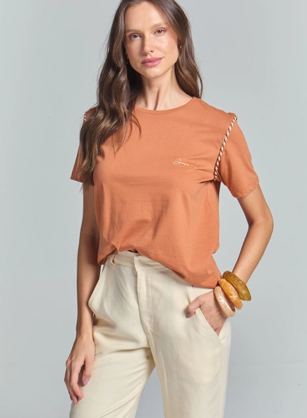 Camiseta Comfort Com Detalhe Na Manga