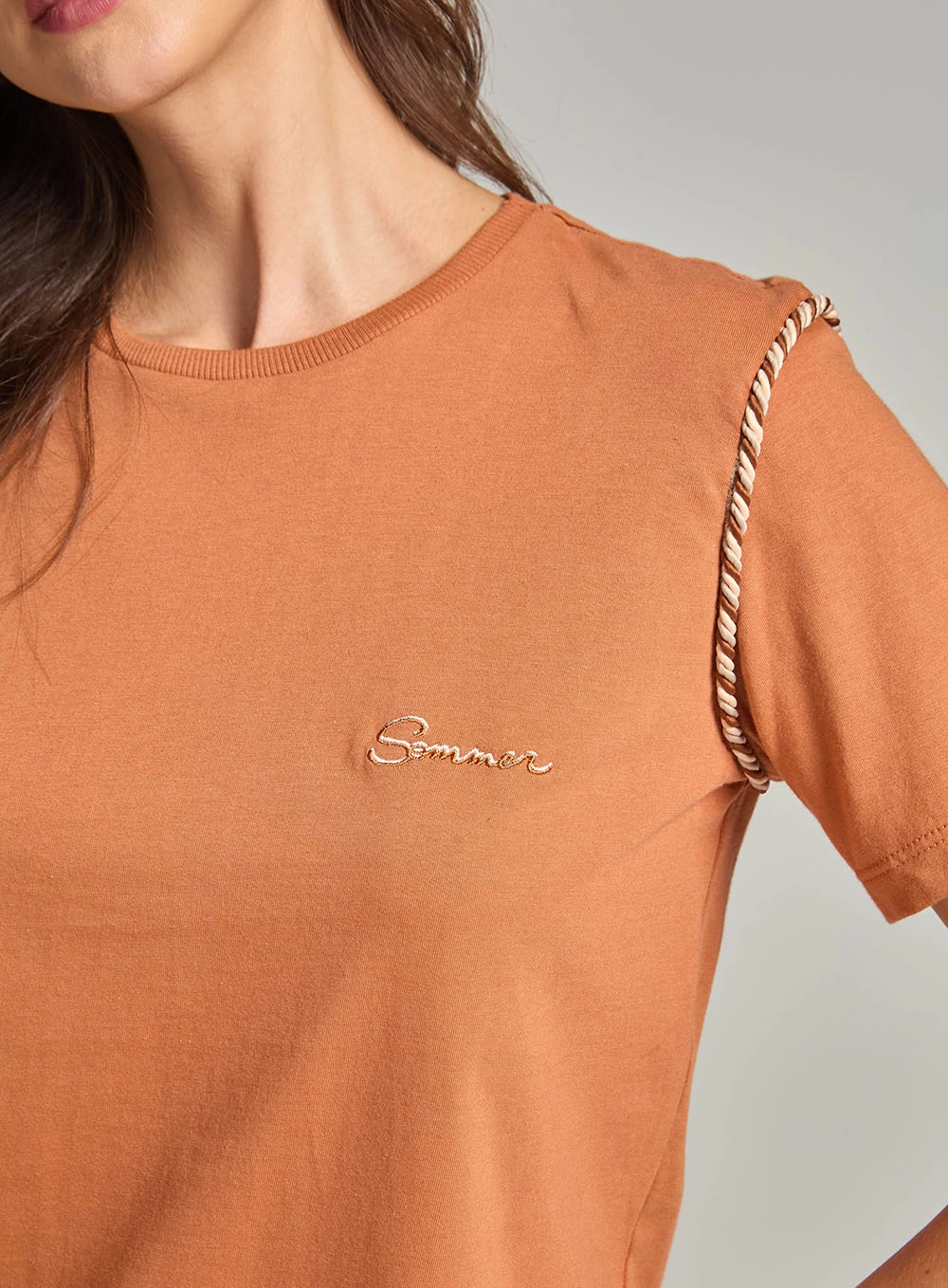 Camiseta Comfort Com Detalhe Na Manga Marrom 3