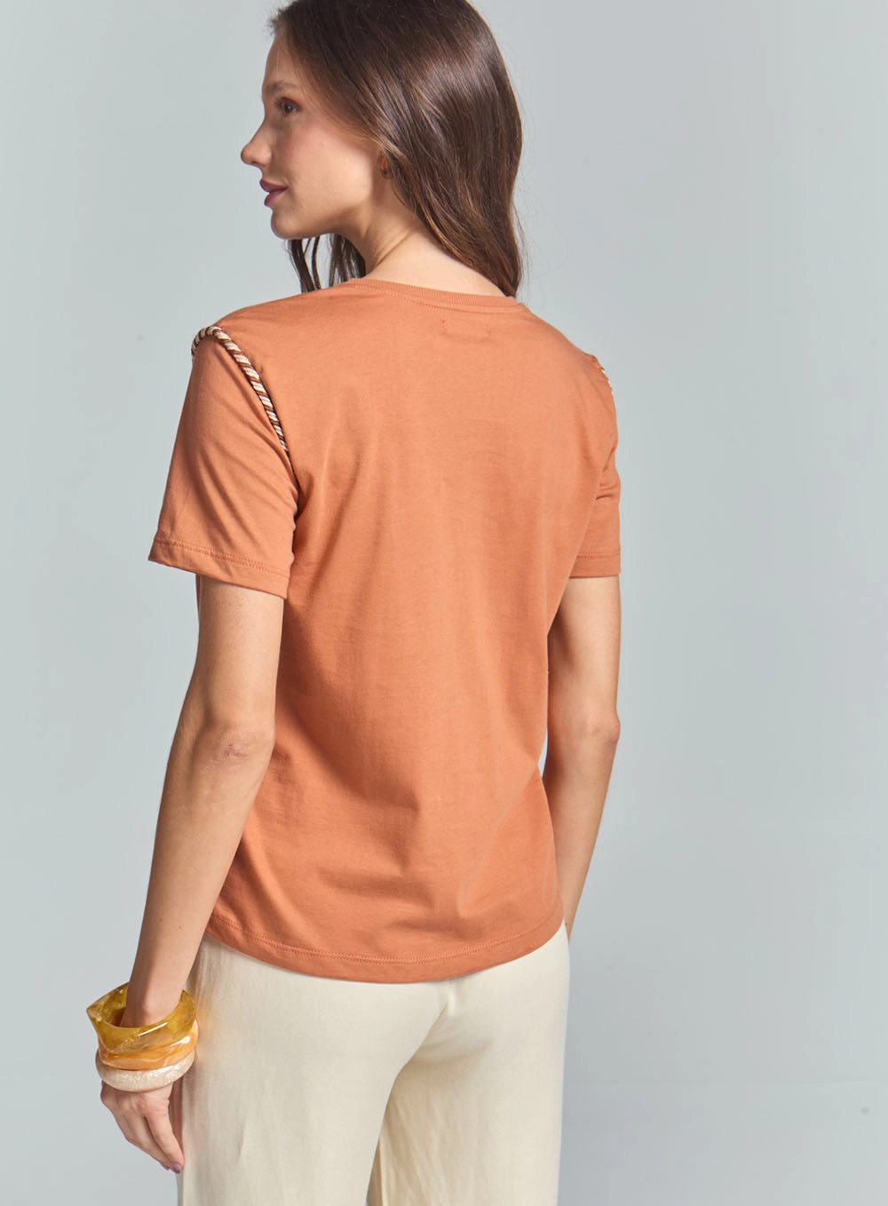 Camiseta Comfort Com Detalhe Na Manga Marrom 4