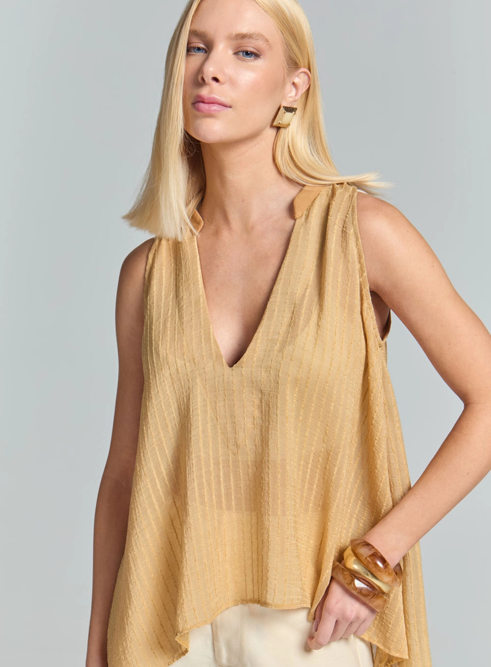 Blusa Godê Decote V Bege 2