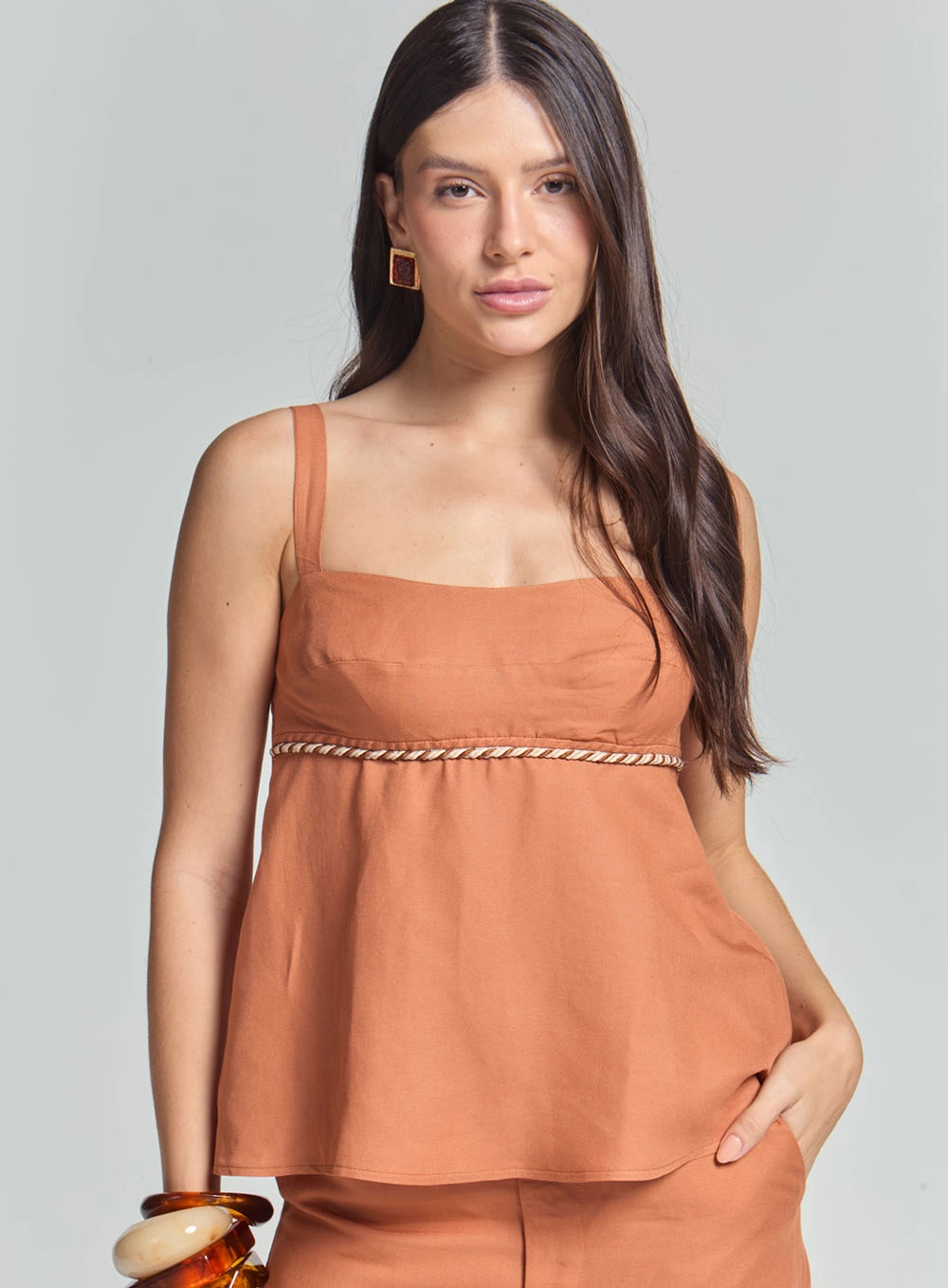Blusa Feminina Solta Em Linho Detalhe Trançado Marrom 3