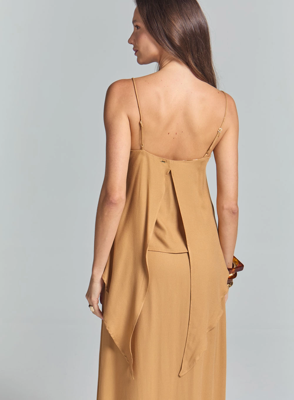 Blusa Fluida De Alças Finas Com Fenda Nas Costas Bege 4