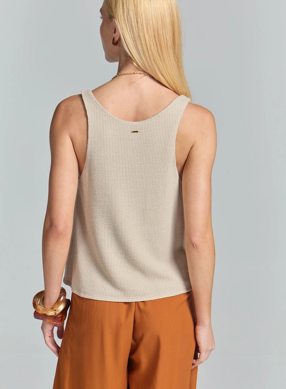 Regata Feminina Comfort Com Textura E Decote V Bege 4