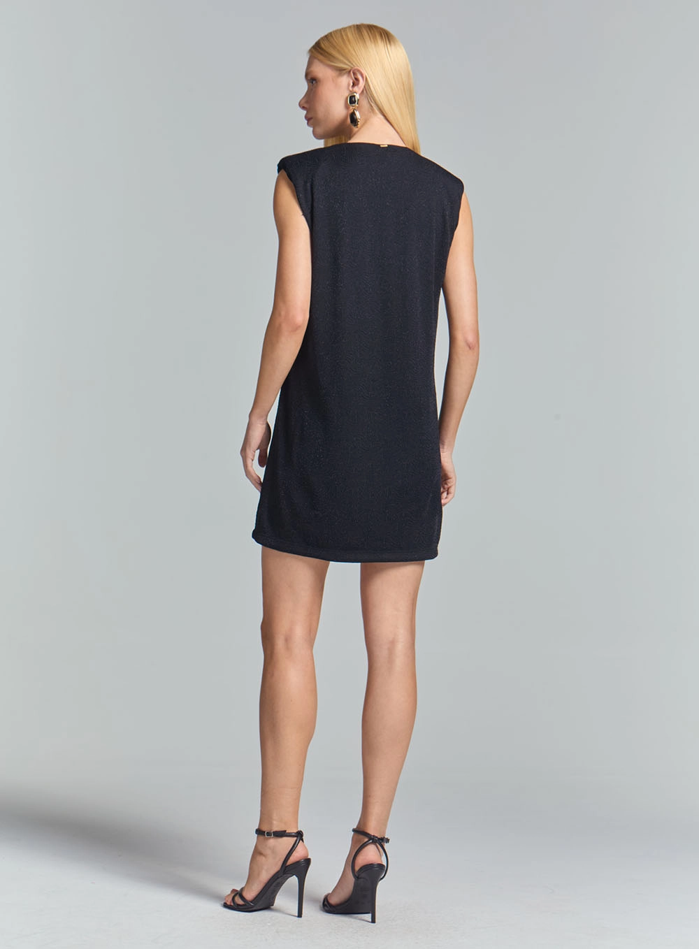 Vestido Comfort Curto Reto Metalizado Preto 4