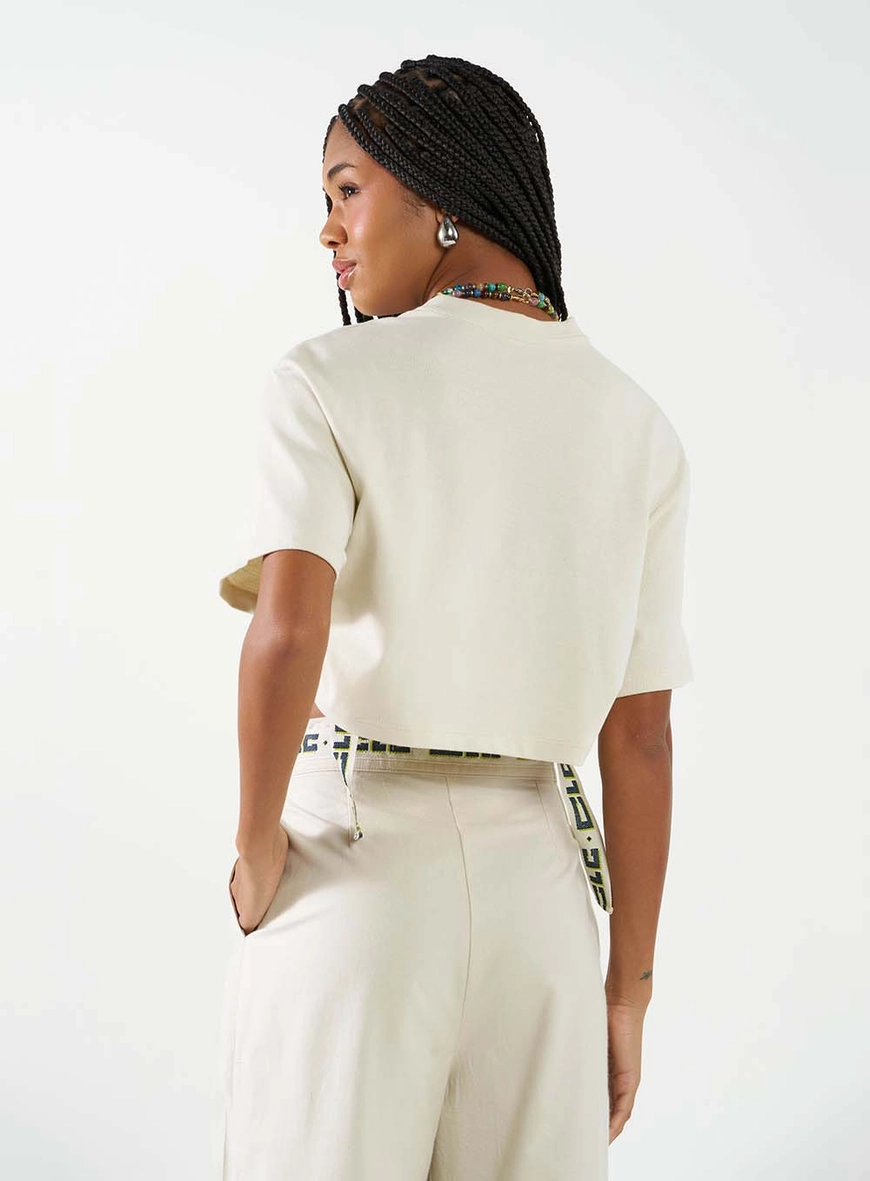 Camiseta Feminina Box Com Detalhes Utilitários Bege Italian 2