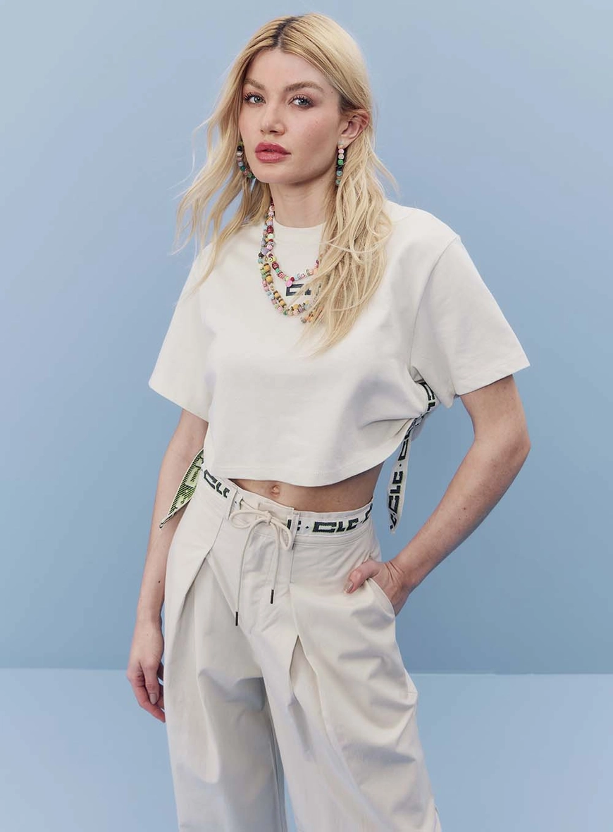 Camiseta Feminina Box Com Detalhes Utilitários Bege 5