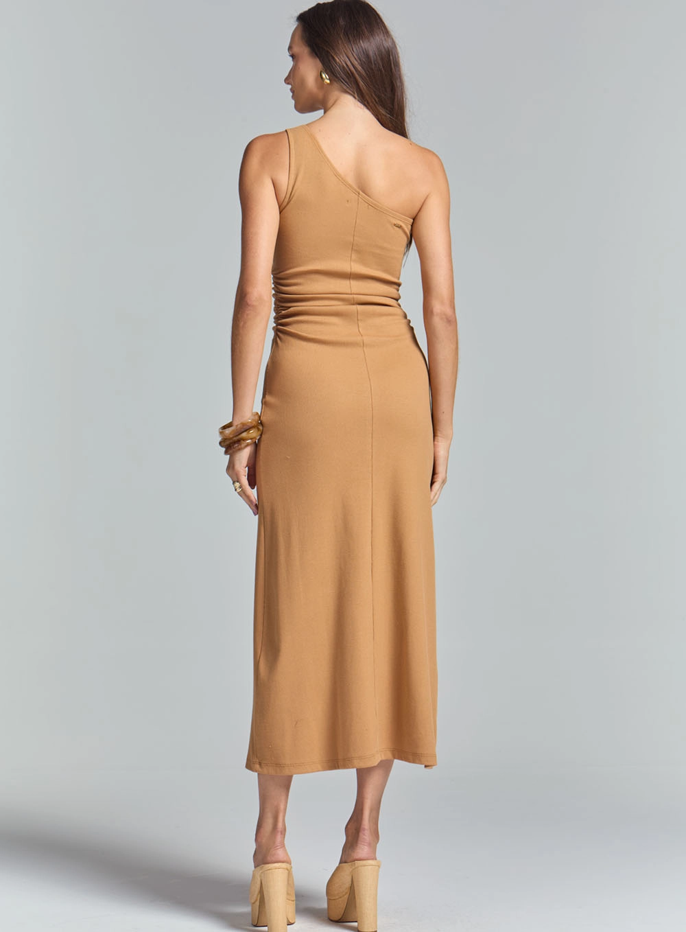 Vestido Canelado Slim Com Franzido Acinturado Bege 4