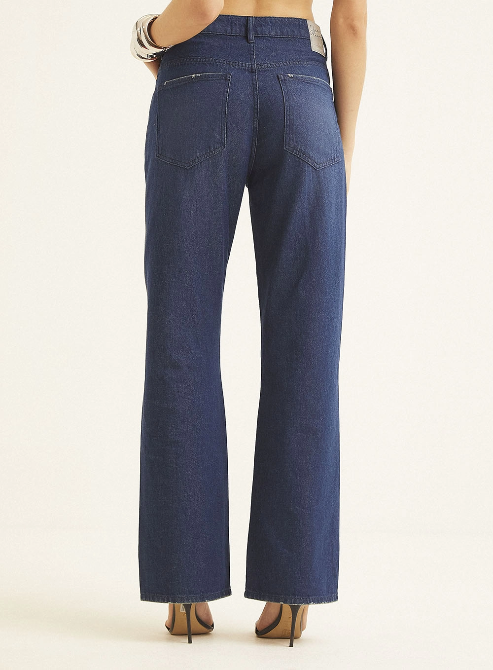 Calça Jeans Feminina Loose Fit Com Aplicação Índigo 4
