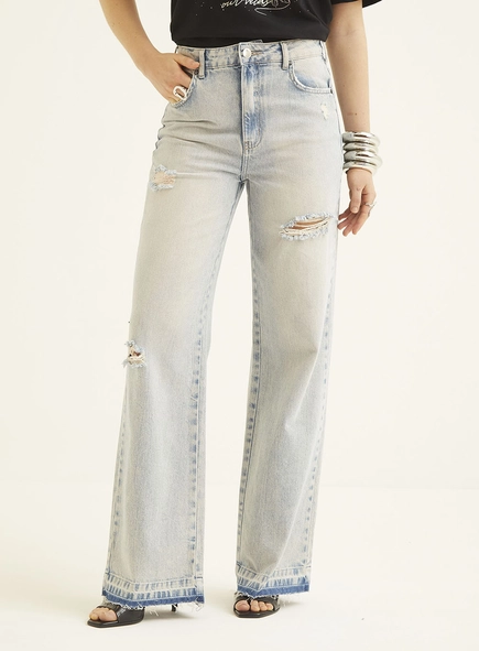 Calça Jeans Feminina Com Detalhe Rasgado - Loren
