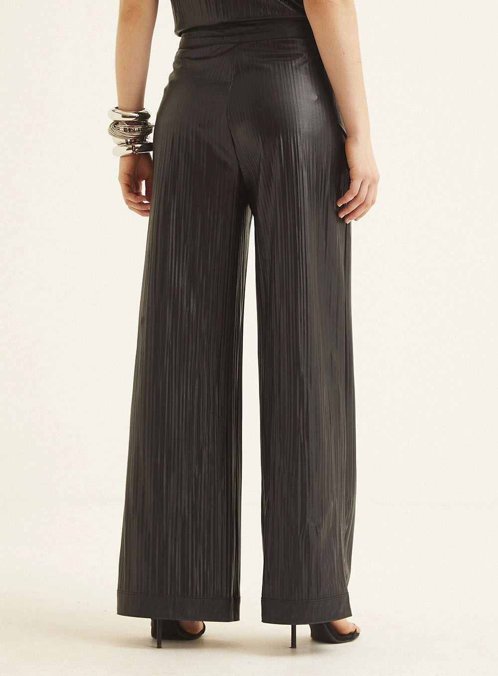 Calça Feminina Pantalona Em Pu Preto 4
