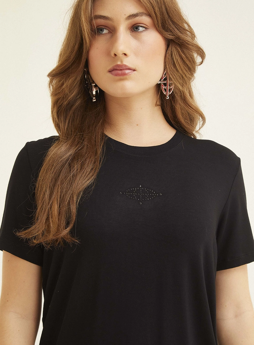 Camiseta Feminina Comfort Com Aplicação Preto 3