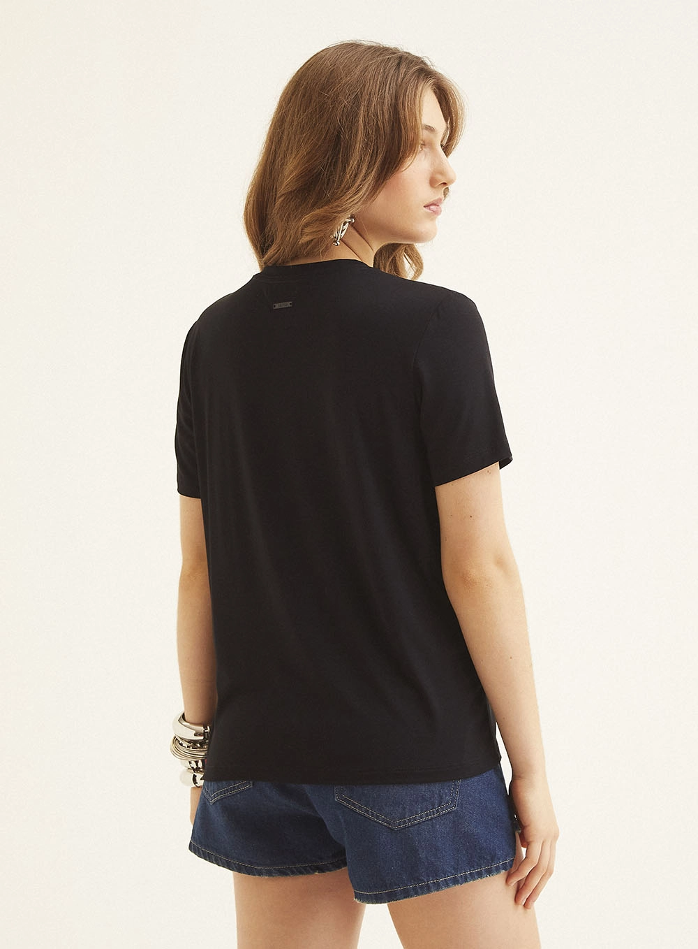 Camiseta Feminina Comfort Com Aplicação Preto 4