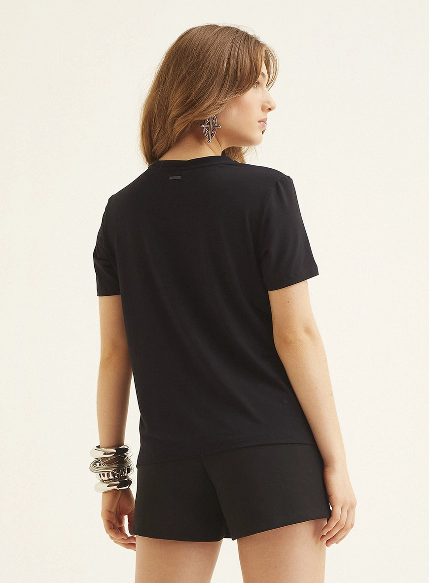 Camiseta Feminina Com Aplicação Preto 4