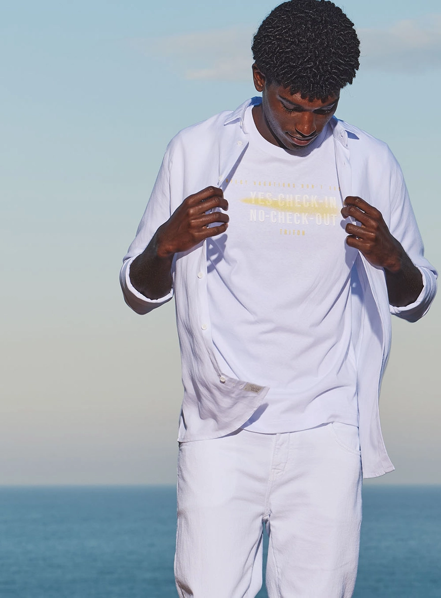Camiseta Masculina Fit Com Detalhe Branco 1