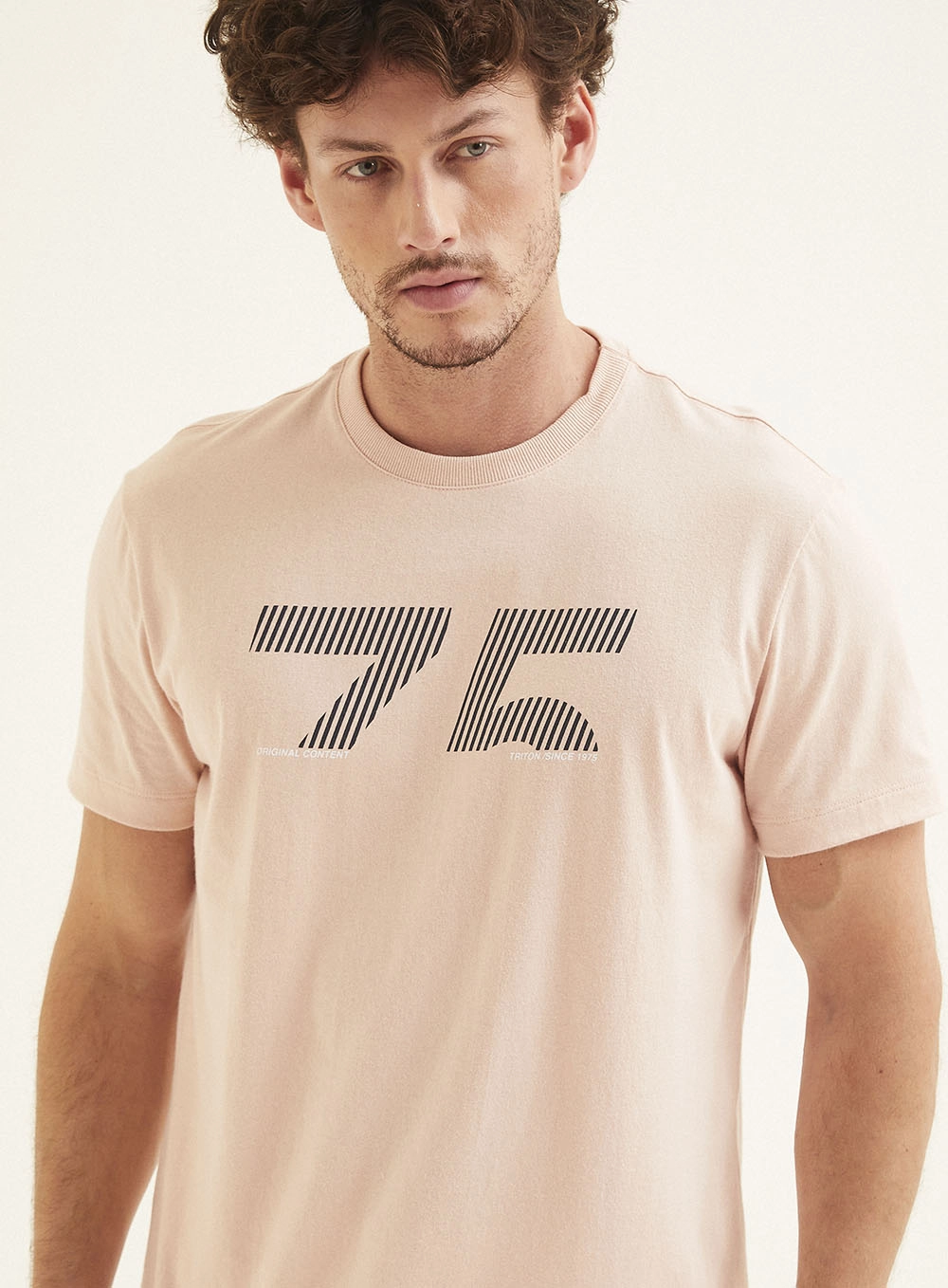 Camiseta Masculina Fit Com Estampa Rosa 3