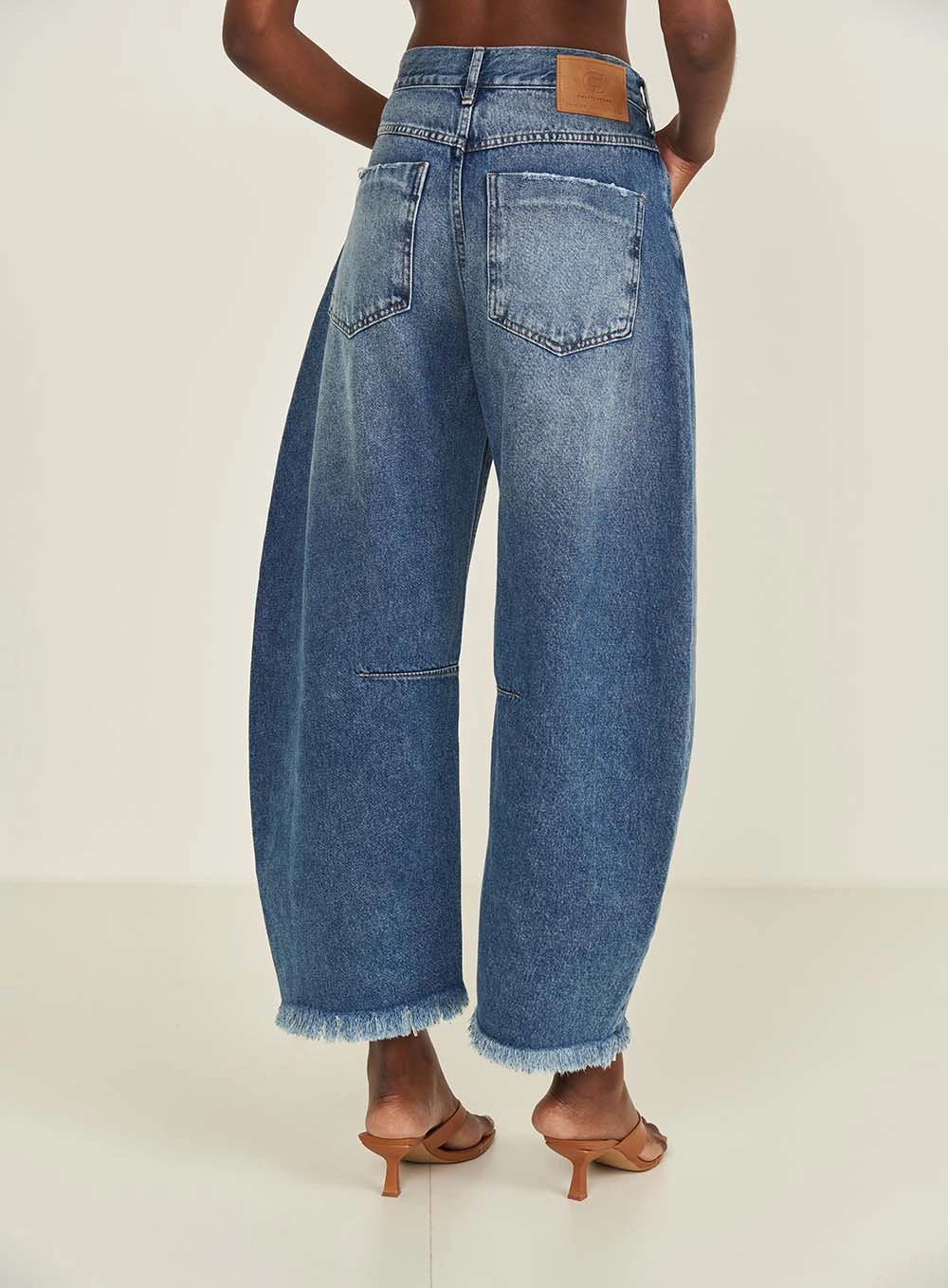 Calca Jeans Feminina Barrel Dublin Barra Desfiada Índigo