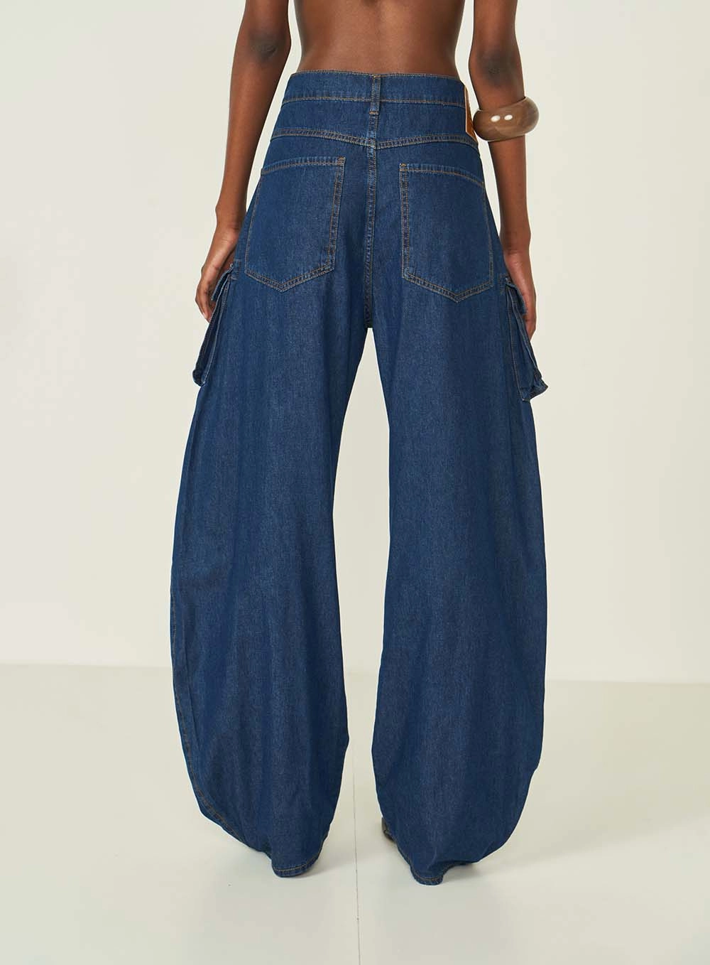 Calça Jeans Barril Com Bolsos Frontais Índigo