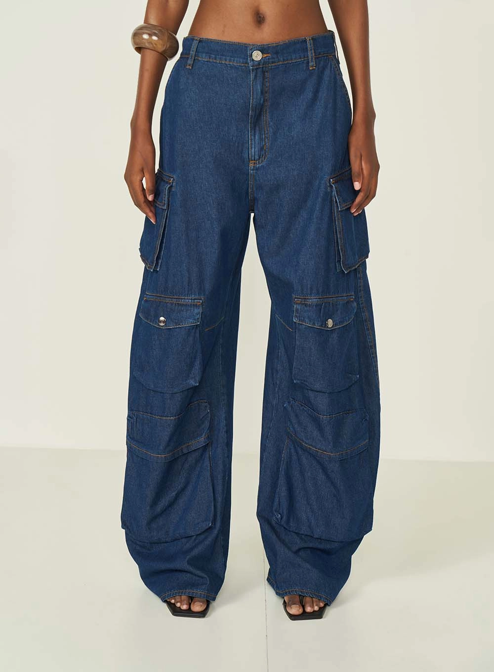 Calça Jeans Barril Com Bolsos Frontais Índigo
