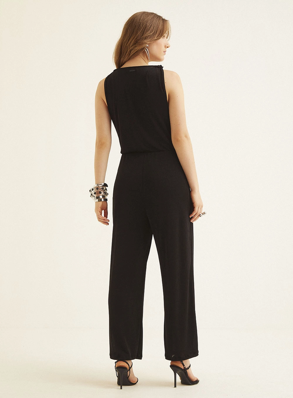Macacão Pantalona Com Decote V Preto 4