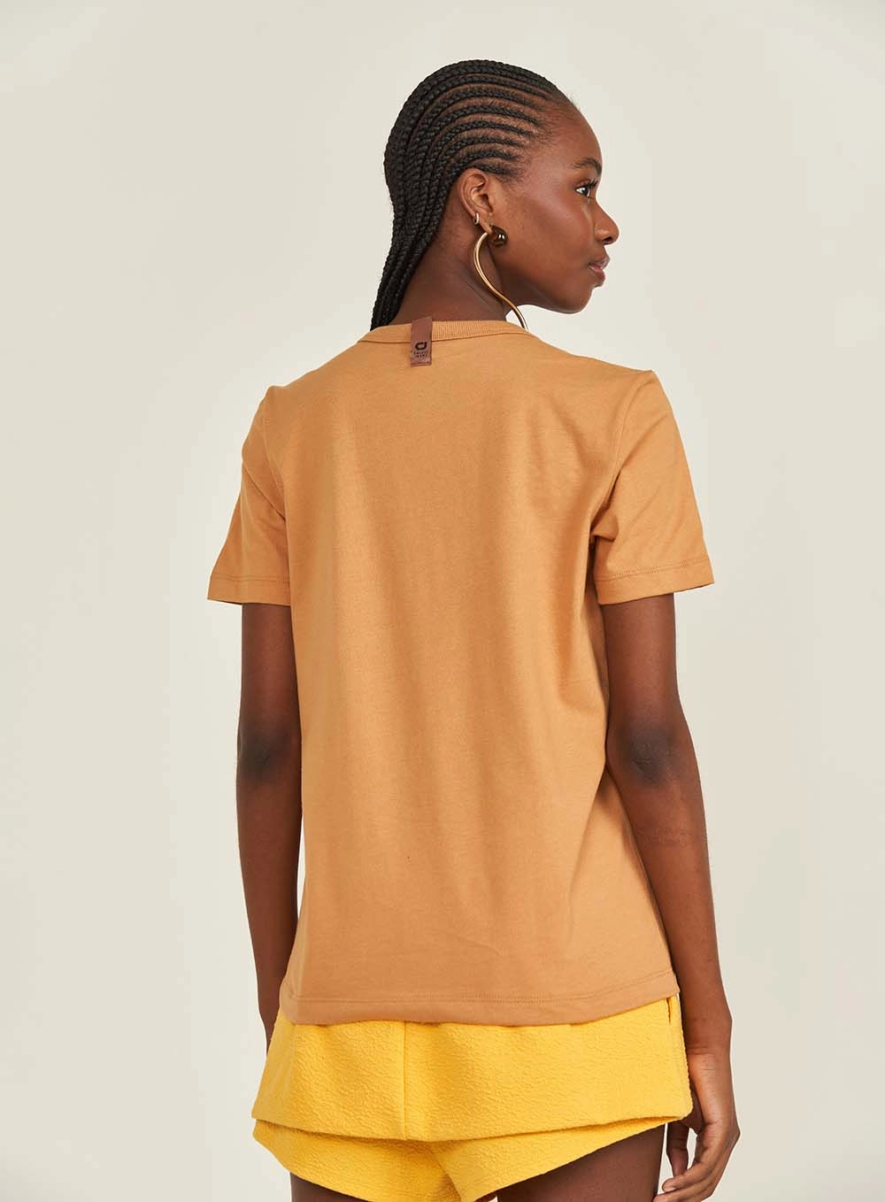 Camiseta Feminina Malha Manga Curta Comfort Bege