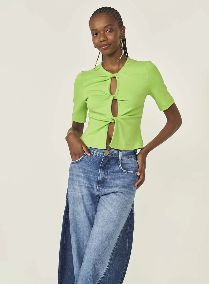 Blusa Feminina Slim Com Detalhe No Decote