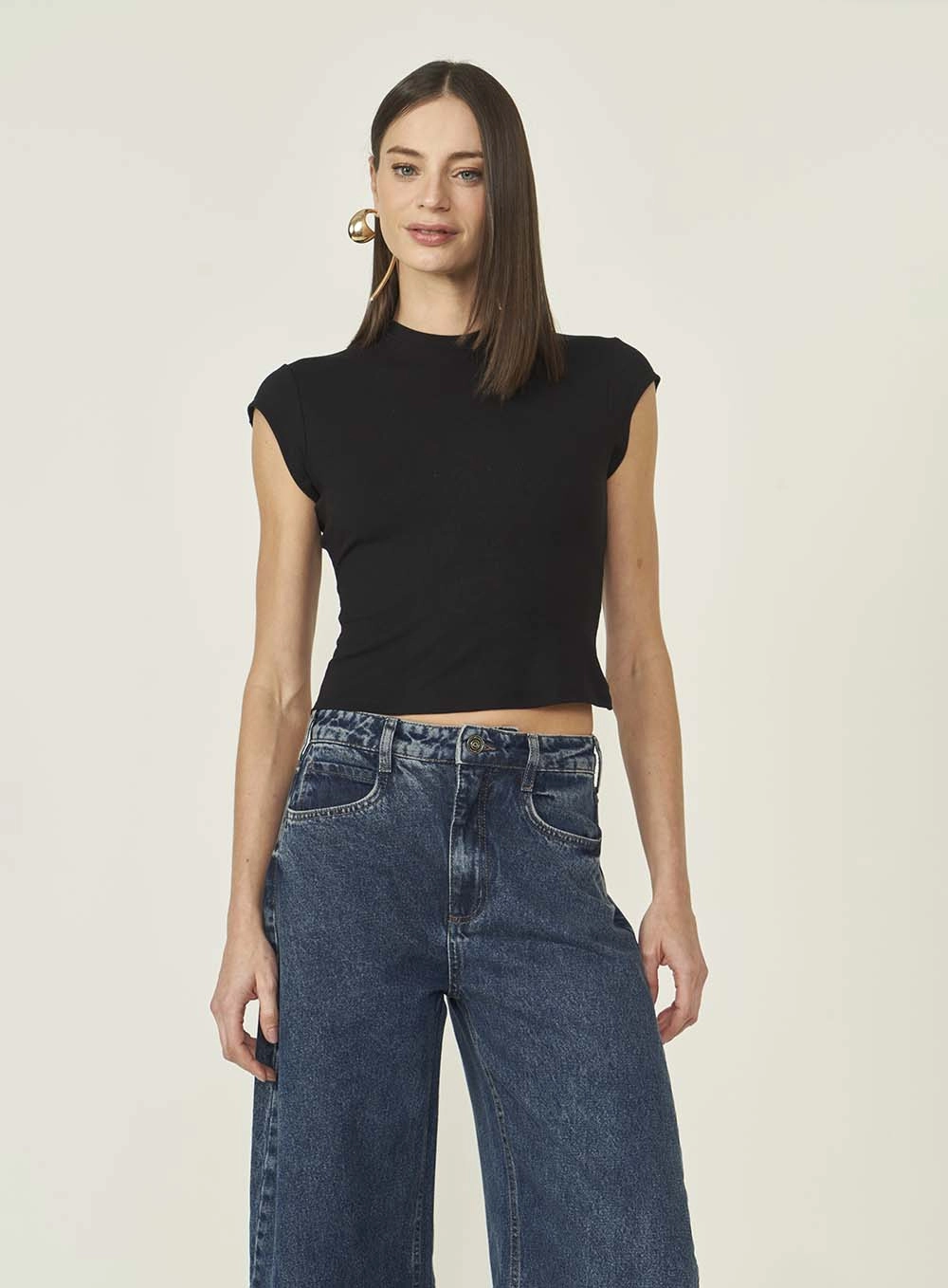 Blusa Feminina Slim Com Detalhe Nas Costas Preto