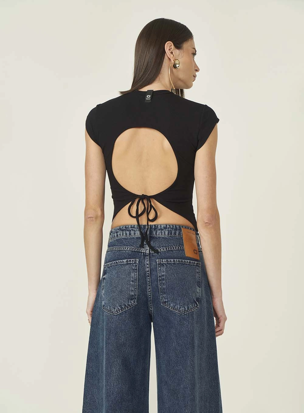 Blusa Feminina Slim Com Detalhe Nas Costas Preto