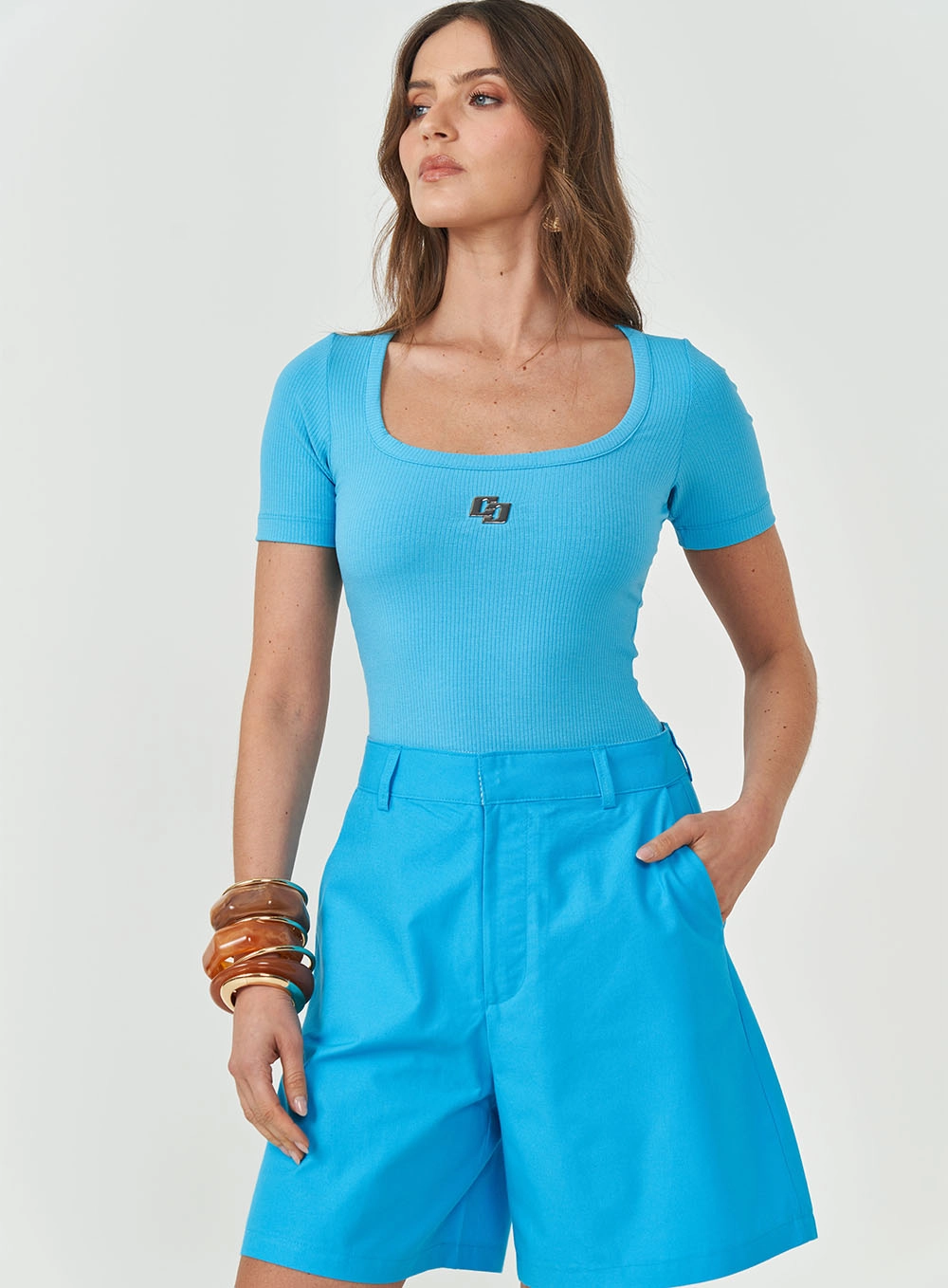 Blusa Canelada Justa Com Detalhe Em Logo Azul