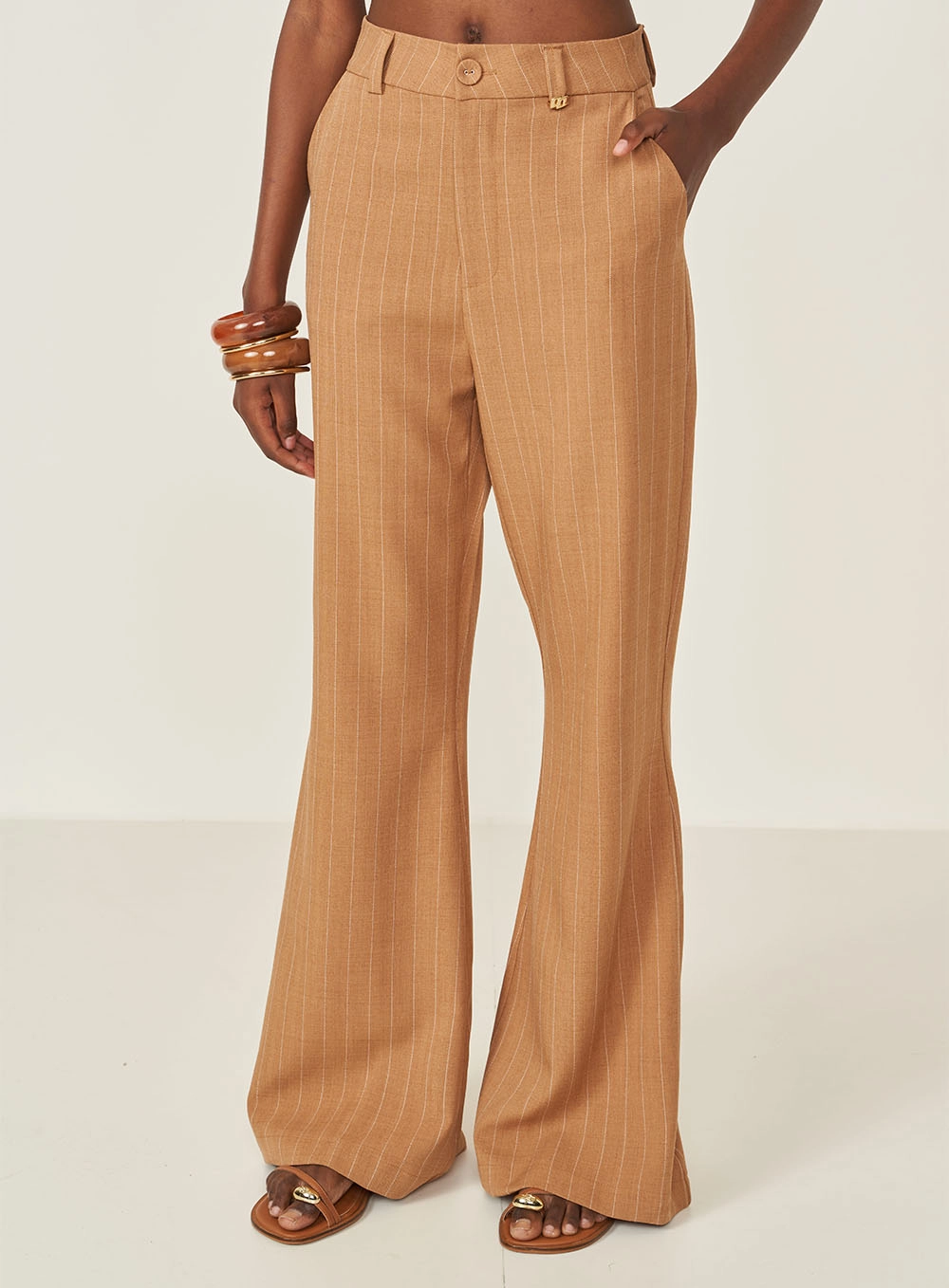 Calça Joana Em Alfaiataria Listrada Marrom Evermore