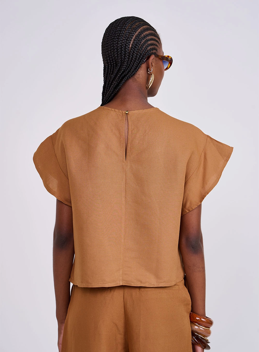 Blusa Box Com Detalhe Em Metal Marrom Evermore