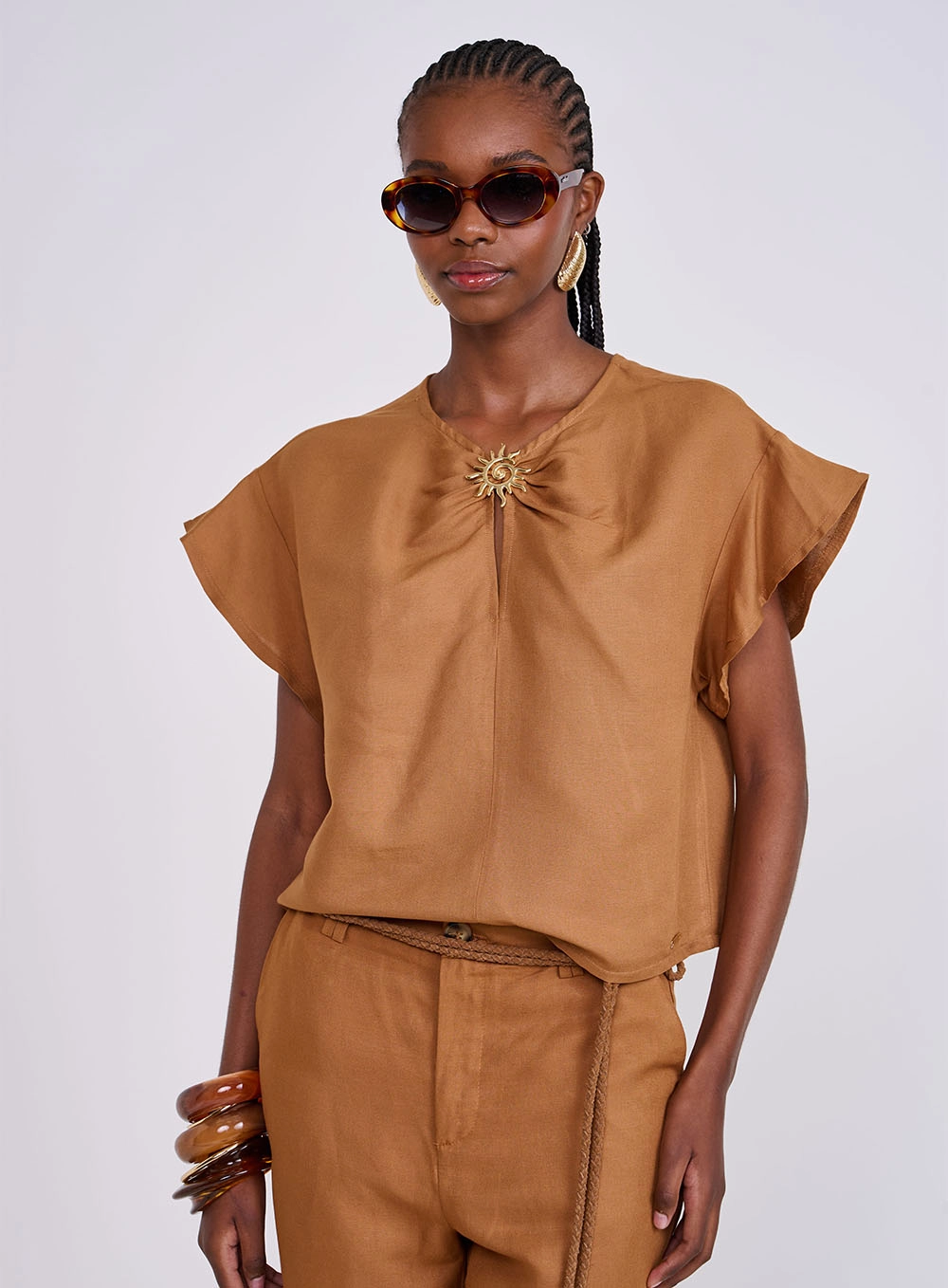 Blusa Box Com Detalhe Em Metal Marrom Evermore