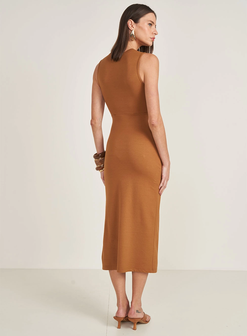 Vestido Midi Slim Com Recorte Frontal Marrom Evermore