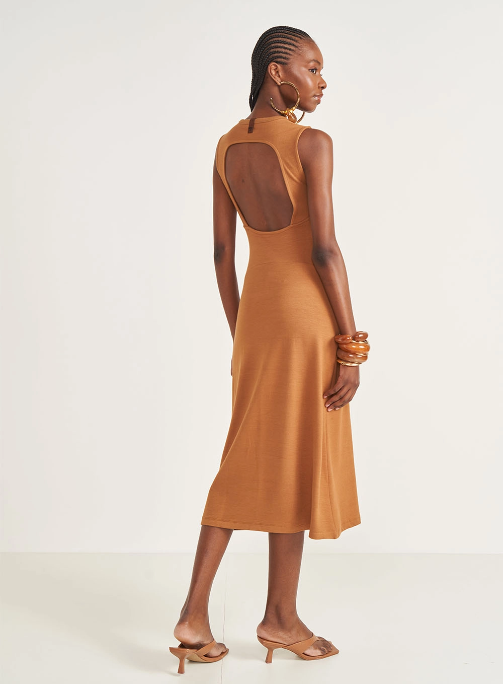 Vestido Midi Slim Com Abertura Costas Marrom Evermore