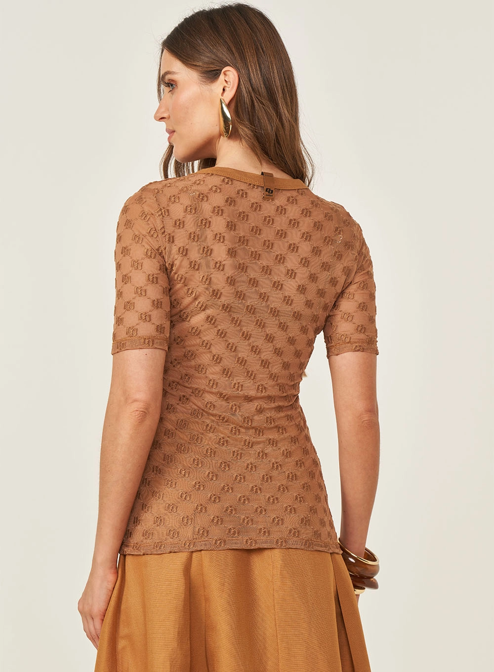 Blusa Comfort Em Tule Manga Curta Marrom Evermore