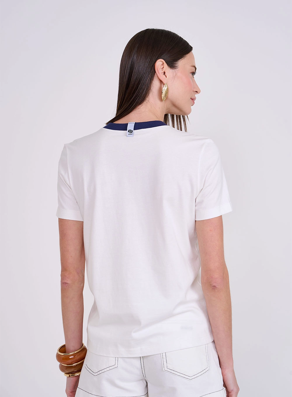 Camiseta Feminina Comfort Com Detalhe Em Logo Off