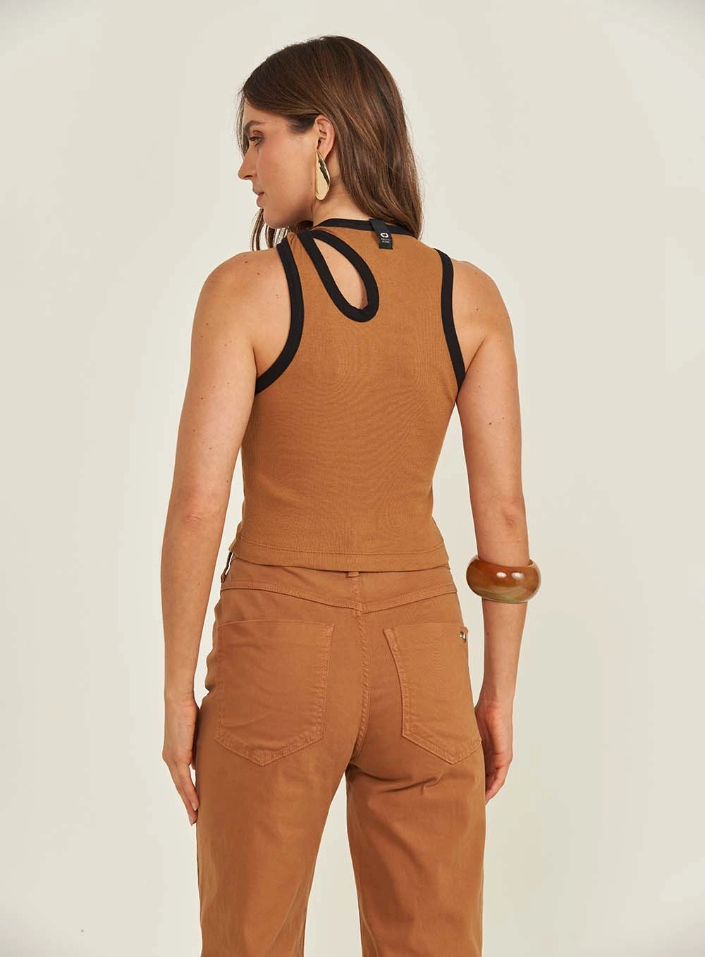 Top Cut-out Canelado Marrom Evermore