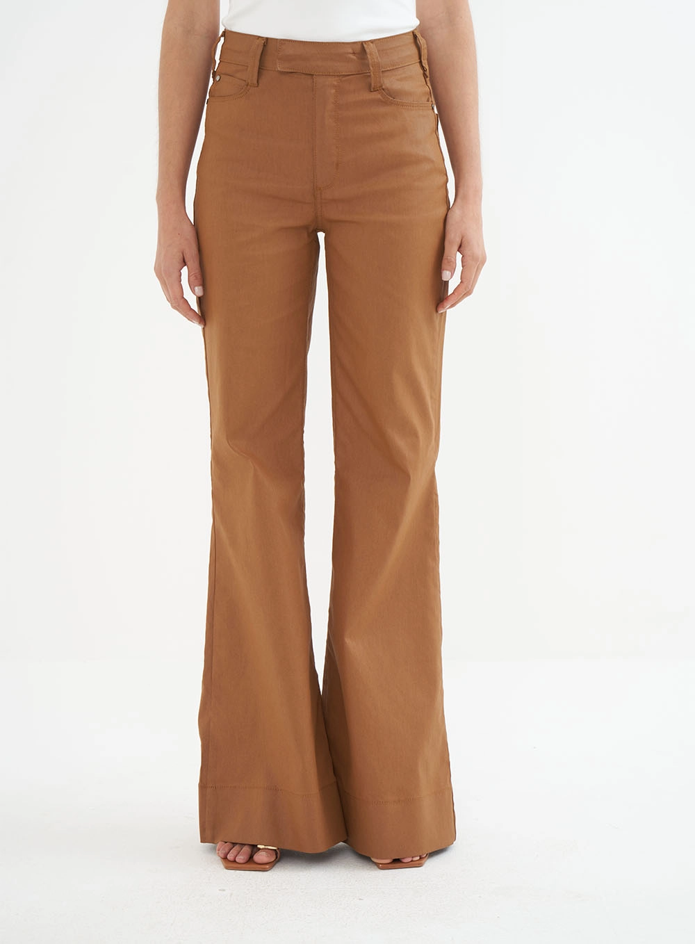 Calça Sarja Bruna Boot Cut Resinada Marrom Evermore